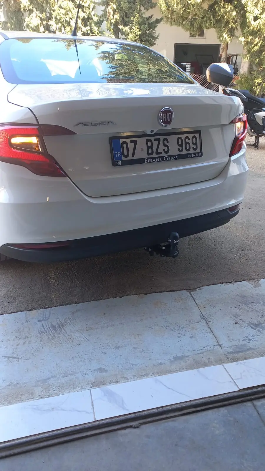 Fiat Egea sedan arka tamponunun altına takılmış çeki demiri