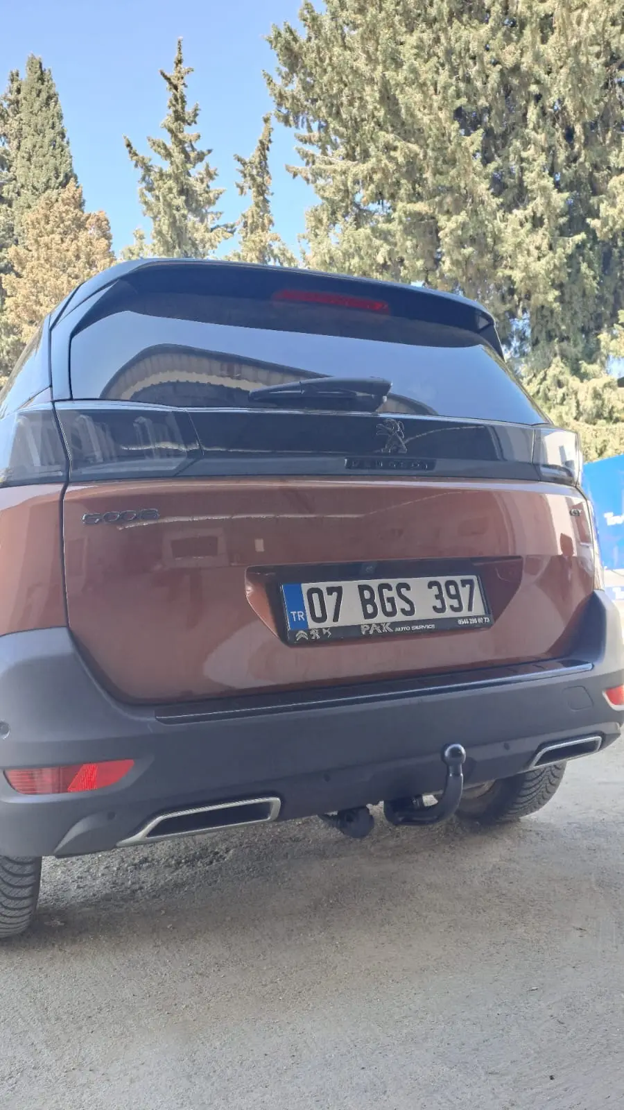 Bakır renkli Peugeot 5008 arkasına takılmış çeki demiri