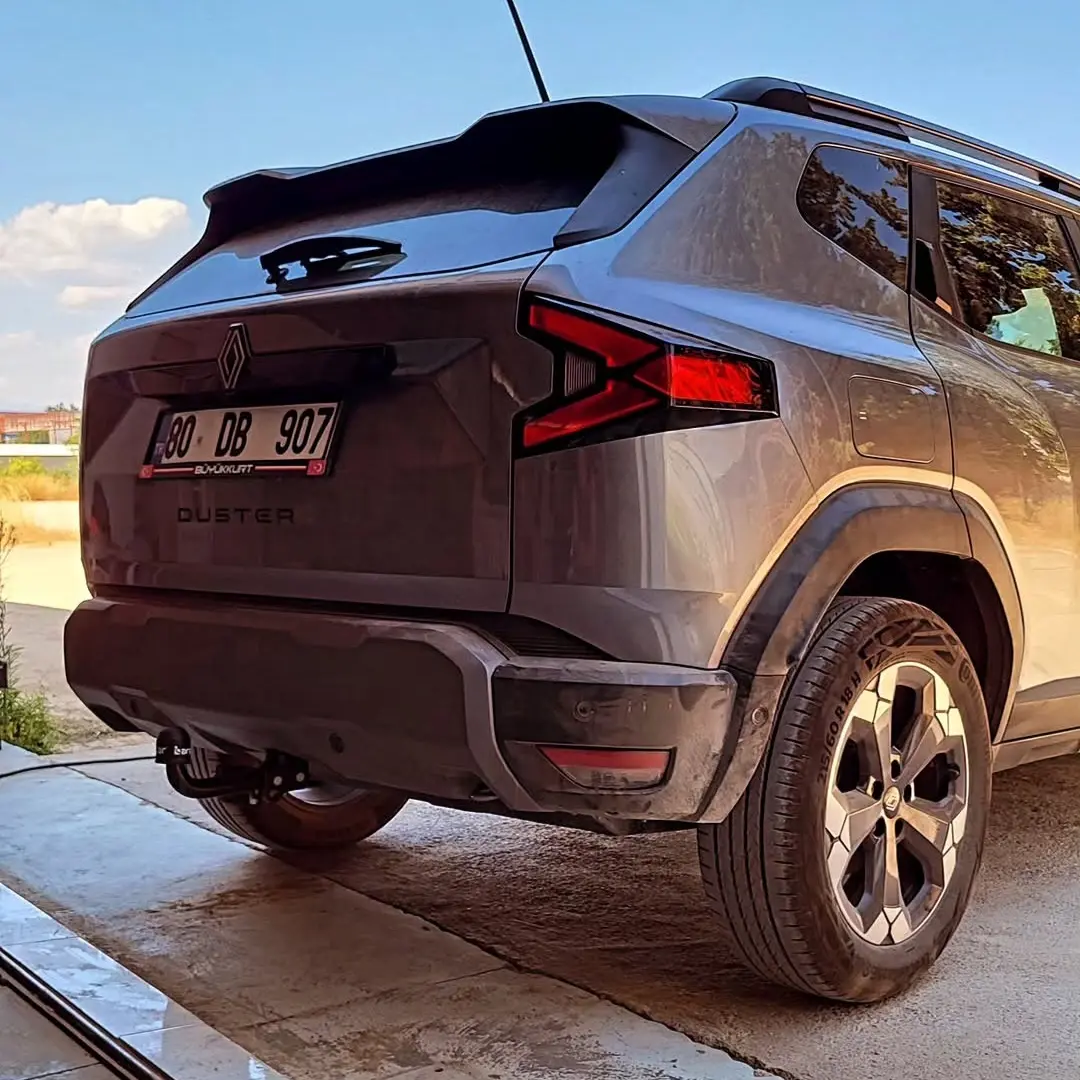 Duster arka tamponunun altına takılmış çeki demiri