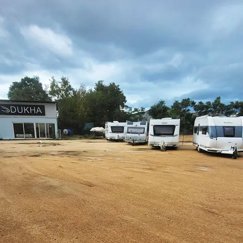 Bulutlu bir günde Dukha tesisi ve park alanı