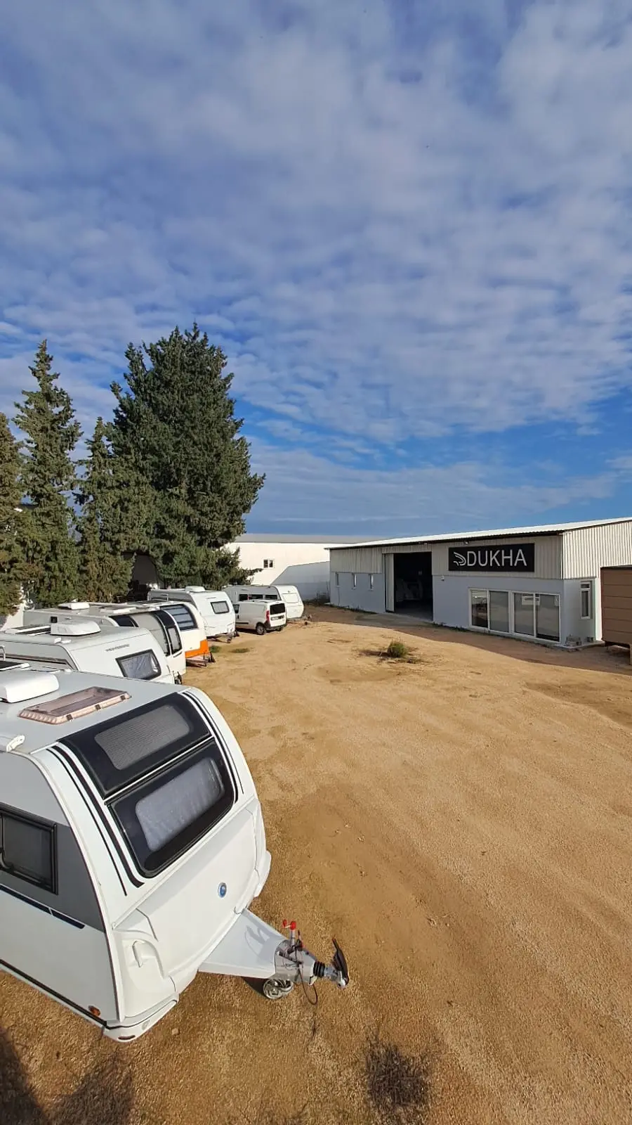Atölye binası ve önündeki karavan park alanı