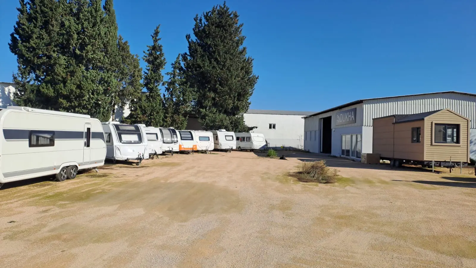 Tesis önündeki açık park alanı ve karavanlar