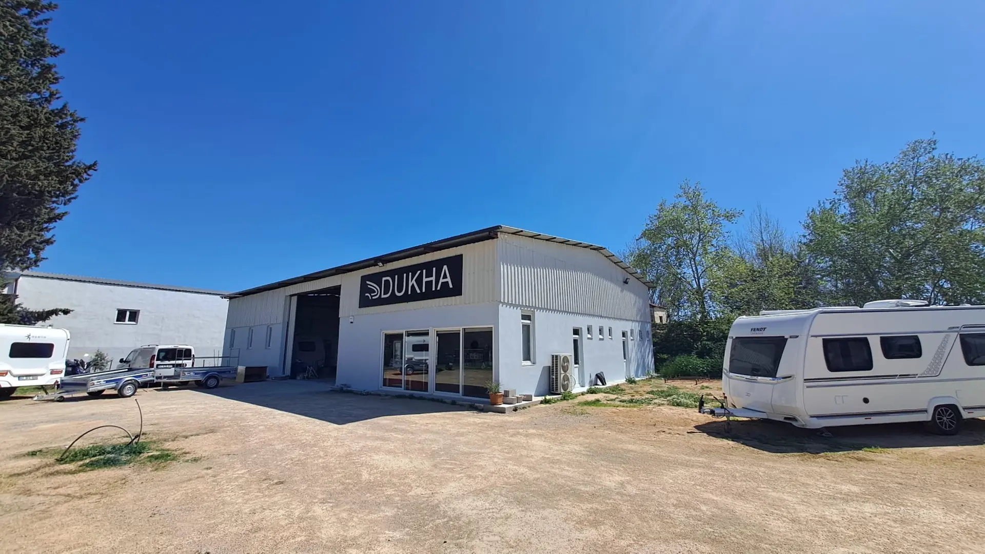 Dukha Karavan tesisinin ön cephesi ve önünde park etmiş karavan